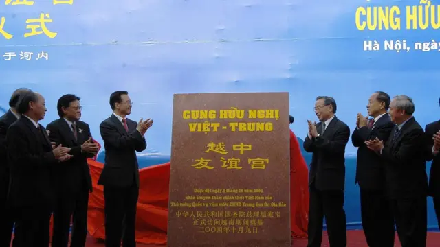 Cựu Thủ tướng Việt Nam Phan Văn Khải và cựu Thủ tướng Quốc vụ viện Trung Quốc Ôn Gia Bảo tại lễ đặt nền móng năm 2004