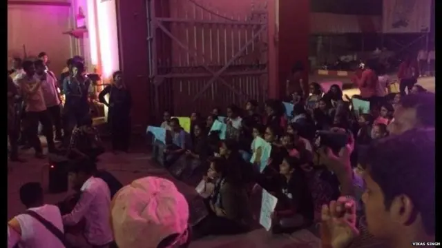 बनारस हिंदू विश्वविद्यालय में धरने पर बैठी छात्राएं