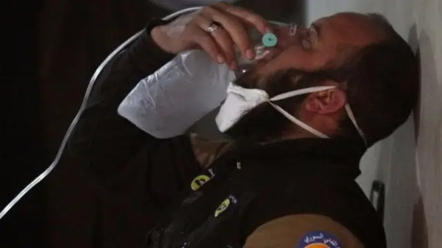 रासायनिक हमले में घायल व्यक्ति.