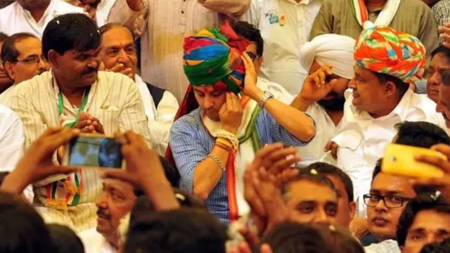 ज्योतिरादित्य सिंधिया (बीच में)