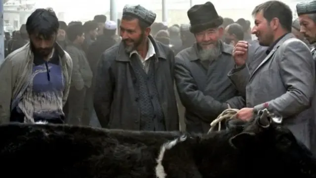 একটি বাজারে কয়েকজন উইঘুর মুসলিম।