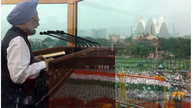 ఎర్రకోట నుంచి ప్రసంగిస్తున్న మన్మోహన్ సింగ్