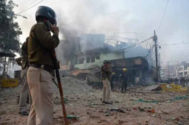 أحرقت سيارات أثناء الاشتباكات