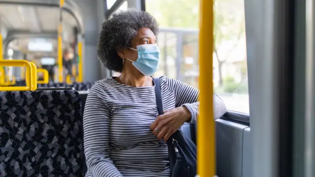 Mujer mayor en un autobús