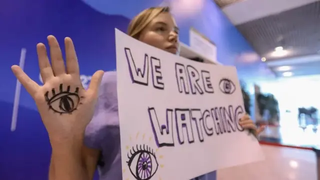 محتجة في مؤتمر المناخ في شرم الشيخ.