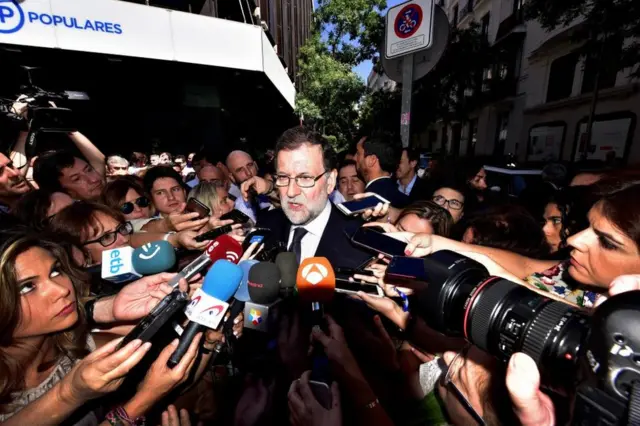 El presidente del gobierno español, Mariano Rajoy, habla con los medios frente a la sede del Partido Popular en Madrid el 10 de julio de 2017.