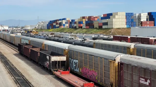 Contenedores apilados frente a los trenes en Wilmington.