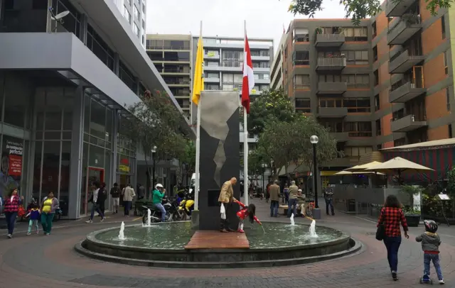 Monumento dedicado a las víctimas del atentado de la calle Tarata de Miraflores, también conocido como atentado de Tarata, ocurrido en 1992 en el centro de Lima, la capital de Perú. (Foto: Jess Lumsdaine)
