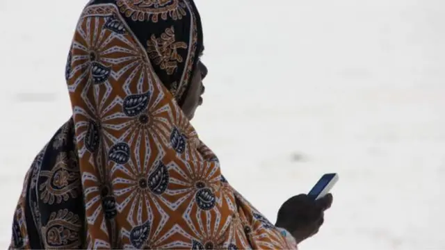 Amakompanyi amwe amwe yo gutumatumanako avuga ko ibiciro vyo kurungika canke gutora amafaranga kuri telefone muri Tanzania vyadutse incuro zibiri