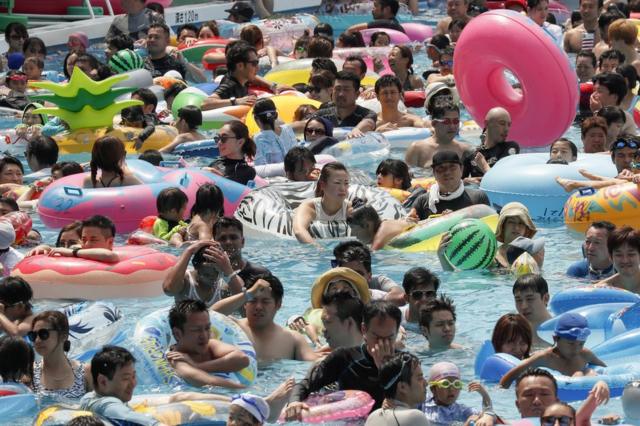 日本的游泳池人頭湧湧。
