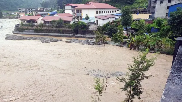 मेलम्चीमा निरन्तर बाढी