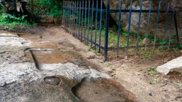 Nasuprot karte, četiri sedišta urezana su u stenu da bi omogućila savršeno mesto za posmatranje