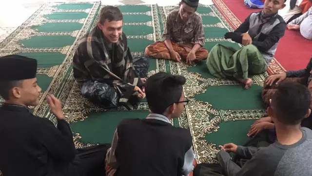 Ilia saat menjadi relawan di Indonesia.