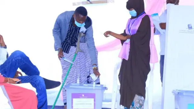 Mid ka mid ah dadka baahiyaha gaarka ah qaba oo codeynaya