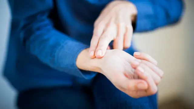 شخص يتفحص نبضات قلبه