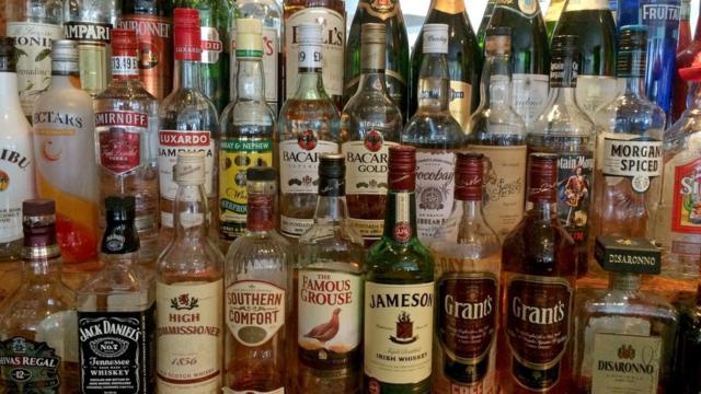 Saudi Arabia drinking: The risks expats take for a tipple - BBC News