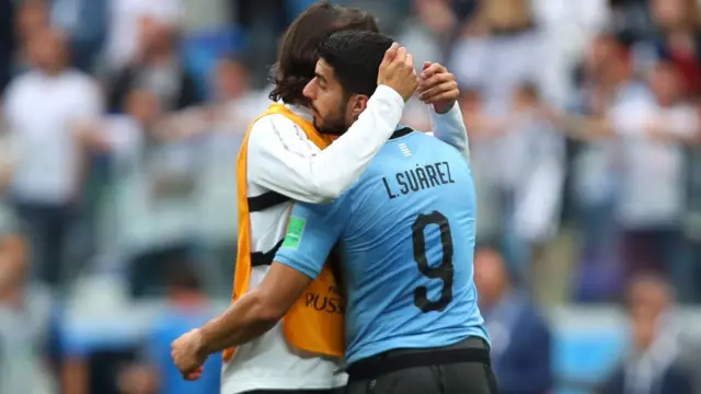 Luis Suárez y Cavani se abrazan tras el partido