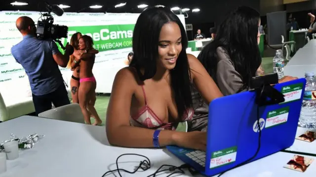 Mujeres en la Adultcon