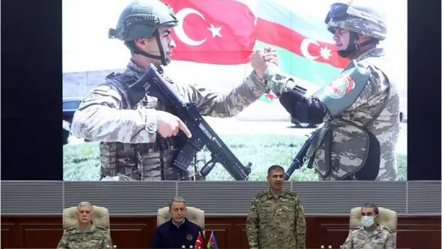 خلوصی آکار، وزیر دفاع ترکیه، در مراسمی که به خاطر آتشبس در باکو برگزار شد شرکت کرد