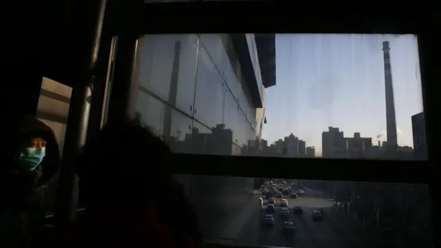 北京市區大屯路附近，一根高聳的燃煤煙囪已停止了使用，取而代之的是旁邊燃燒天然氣的小煙囪。