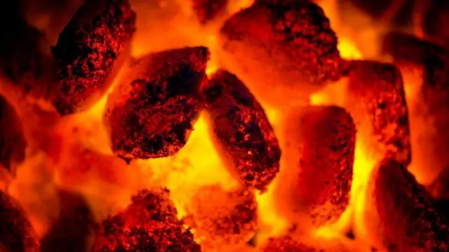 一名患CIP的巴基斯坦男孩在炭火上行走，并用刀刺自己的手臂。