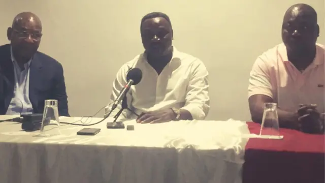 L'ancien international Japhet Ndoram, au milieu en chemise blanche, lors de la conférence de presse mercredi à N'Djamena.