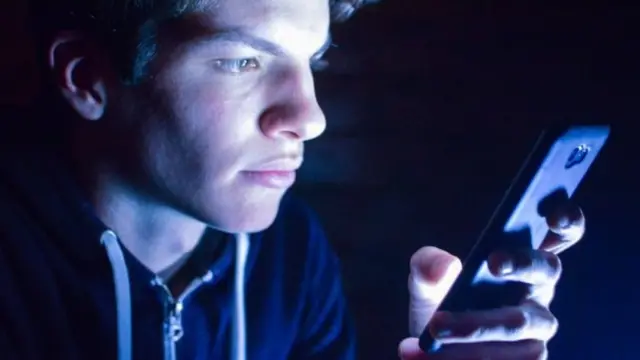 Mtu akitazama simu yake