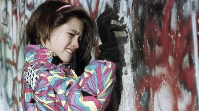 १९ नोभेम्बर १०८९ का दिन बर्लिनको पर्खाल पुगेकी एक केटी