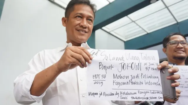 Salah satu tulisan ucapan ulang tahun dalam perayaan potong tumpeng memperingati HUT Presiden Jokowi di Solo, Kamis (21/6).