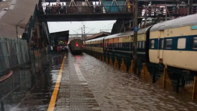 વરસાદને પગલે રેલવે વ્યવસ્થાને અસર થઈ