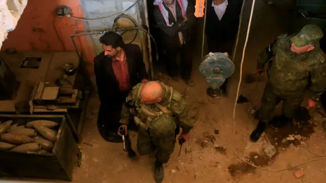 قوات روسية تتفقد موقعا في دوما الاثنين