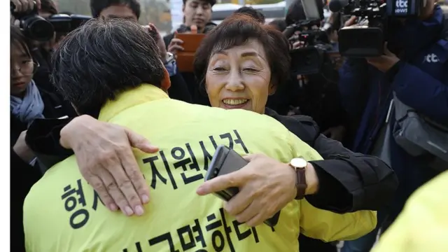 최영애 국가인권위원장이 형제복지원 농성장을 방문해 피해 생존자들울 위로하고 있다