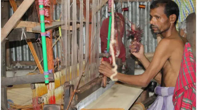 কৃষির পাশাপাশি তাঁত শিল্প এখানকার মানুষের মূল জীবিকা