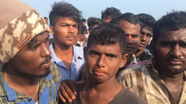 ஊருக்கு செல்ல பணமில்லாமல் இருப்பதாக சிலர் தெரிவித்துள்ளனர் ( புகைப்படங்கள் ஜெயக்குமார்)