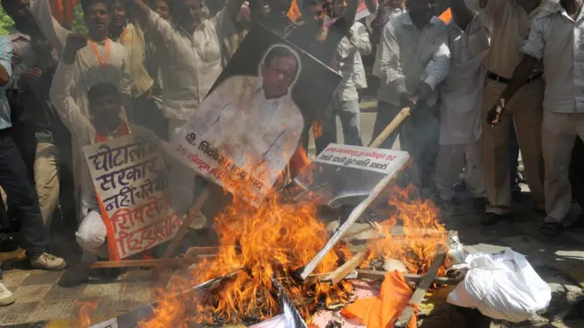 यूपीए सरकारच्या घोटाळ्यांमुळे विरोधकांनी केलं आक्रमक आंदोलन