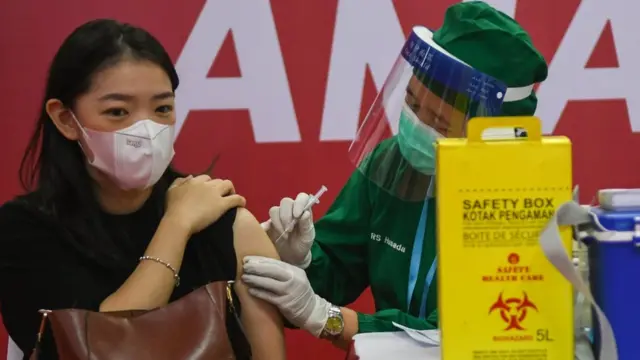 Petugas menyuntikkan vaksin COVID-19 kepada pelaku usaha di Thamrin City, Jakarta, Senin (03/05)