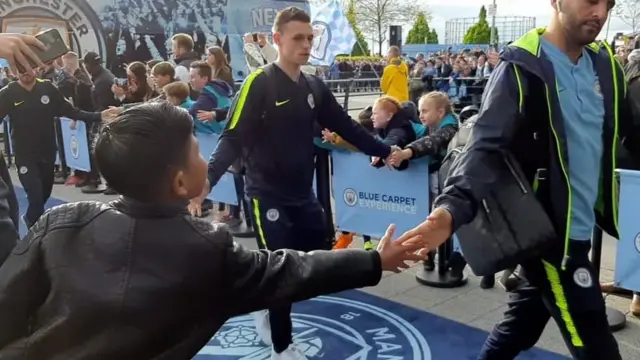 "Senang bertemu kamu lagi," kata Riyad saat bertemu langsung dengan Rizky