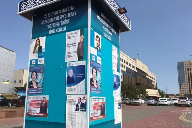 Стенд с кандидатами на выборах президента Казахстана