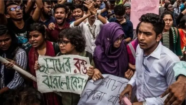 দু স্কুল শিক্ষার্থীর মৃত্যুর পর রাস্তায় নেমে এসেছিলো স্কুল শিক্ষার্থীরাও। এ আন্দোলনের জের ধরে আটক হয়েছিলেন অনেকে।