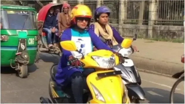 রাজধানী ঢাকার রাস্তায় এখন অনেক নারীকেই দেখা যায় মোটর বাইক চালাতে, তবে জেলা শহরগুলোতে তা তুলনামূলকভাবে কম।