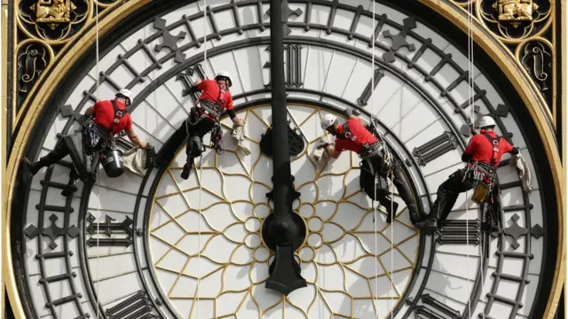 Lau rửa mặt đồng hồ Big Ben