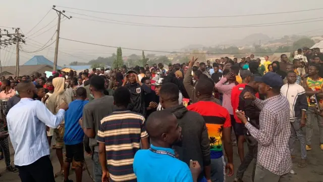 Adekunle Ajasin University studnet hold peace protest afta trailer accident happun for di school on Thursday