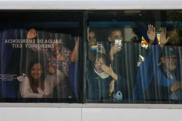 حامیان آقای گوآیدو به او و کاروان خودروهایی که برای تحویل گرفتن اقلام ارسالی تشکیل داده دست تکان می‌دهند