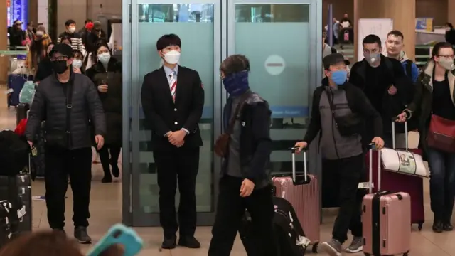 4일 인천국제공항 제1터미널 입국장에서 여행객들이 신종 코로나바이러스 감염증 확진을 예방하기 위해 마스크를 쓴 채 이동하고 있다.