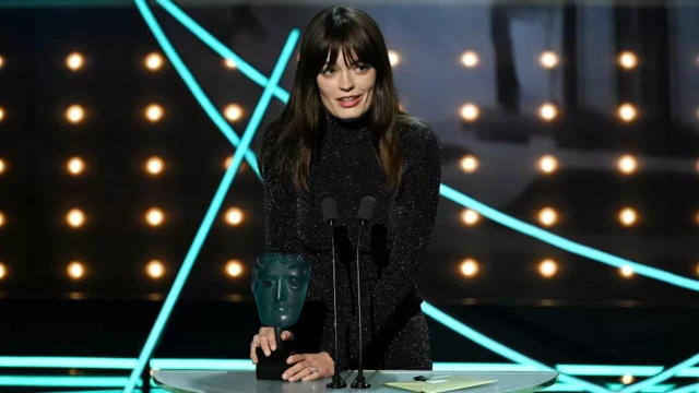 Sex Education star Emma Mackey win di EE rising star award