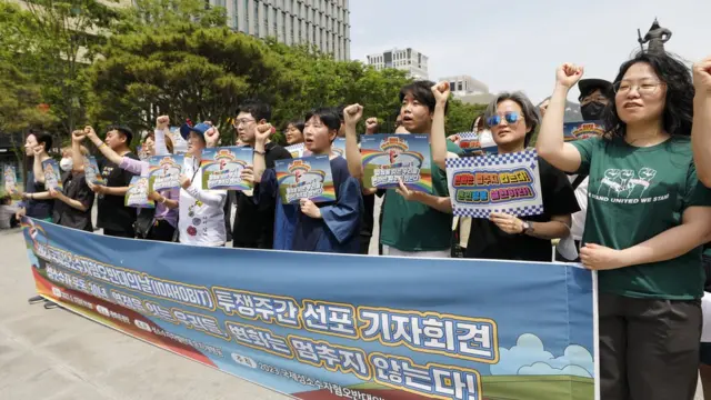 지난 5월 17일 서울 종로구 광화문광장에서 열린 국제성소수자혐오반대의날 투쟁주간 선포 기자회견에서 관련자들이 구호를 외치고 있다