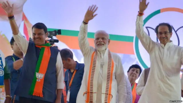 2019 च्या निवडणूक प्रचारादरम्यान मुंबईत रॅलीला संबोधित करताना नरेंद्र मोदी, उद्धव ठाकरे आणि देवेंद्र फडणवीस.