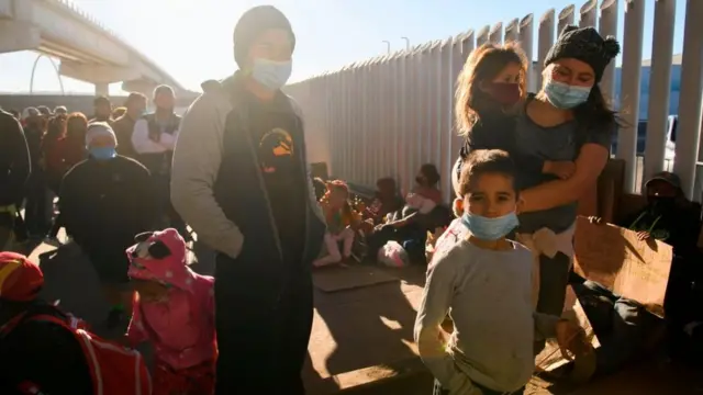 Solicitantes de asilo de países como Honduras esperan en el puerto fronterizo de El Chaparral para cruzar a Estados Unidos en Tijuana, estado de Baja California, México, el 19 de febrero de 2021.