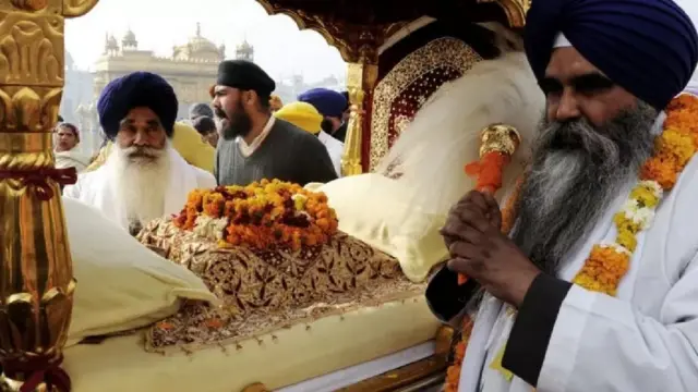 పాల్కి సాహిబ్‌లో అందంగా అలంకరించిన వస్త్రాల్లో చుట్టిన గురు గ్రంథ సాహిబ్‌ను ఉంచుతారు.