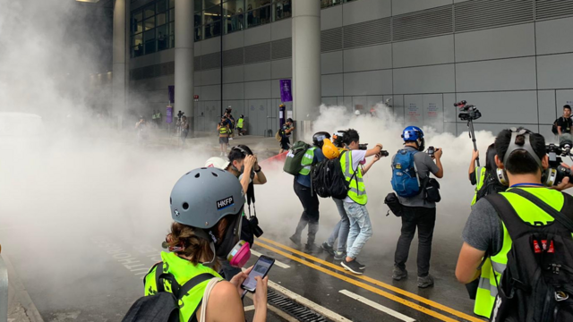 示威者用灭火筒制造烟雾